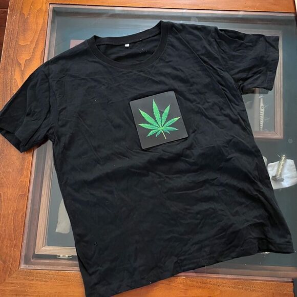 NEW UNISEX Sound Activated LED T-Shirt Light Up Flashing T-Shirt POT LEAF LARGE - Picture 1 of 11